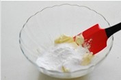 杏仁酥饼 ,<a style='color:red;display:inline-block;' href='/shicai/ 887'>黄油</a>充分软化，放糖粉和幼砂糖进去。