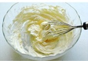 杏仁酥饼 ,用蛋抽充分打发黄油呈羽毛状。