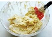 杏仁酥饼 ,倒入过筛后的低粉，充分拌匀。