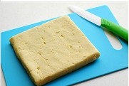 杏仁酥饼 ,面粉整形后，放进冷藏箱里2个小时定型。