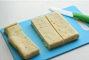杏仁酥饼 ,定型后的面团，用切成一样薄厚的片状。