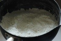 葱多多曲奇,低筋面粉过筛后加盐拌匀备用。