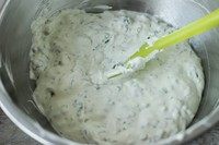 葱多多曲奇,用打蛋器低速搅打均匀。加入混合了盐的低筋面粉。