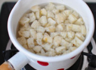 “羊羹”牛羊肉泡馍,泡馍制作：掰好的泡馍50克，放入几勺羊汤，中火煮1分钟即可，洒入盐和胡椒粉。