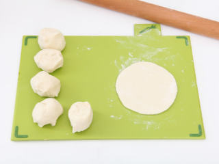 美味板栗饼,面团分成6等份，并用擀面杖擀成面皮。