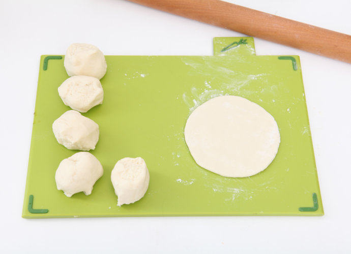 美味板栗饼,面团分成6等份，并用擀面杖擀成面皮。