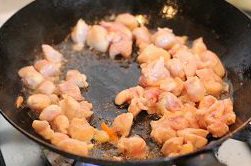 鸡肉什锦炊饭,平底锅少许油放入鸡肉块儿中火炒至变色