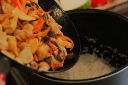 鸡肉什锦炊饭,将洗好的米沥干水分后，放入炒好的材料，搅拌均匀
