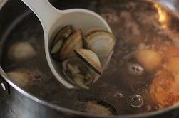 味噌汤,把蛤蜊洗净并焯水至蛤蜊的嘴开即可,没开嘴儿的可以扔掉