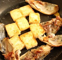 紫苏鱼头豆腐煲,豆腐和鱼头都把各面煎至金黄，备用