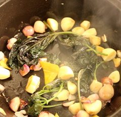 紫苏鱼头豆腐煲,瓦煲烧热，放入少许有，把紫苏、蒜头、姜葱等放入煎至断生，香味散发