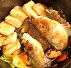 紫苏鱼头豆腐煲,放入鱼头、豆腐，然后盖上盖子焖一会，让香料的香味窜入鱼和豆腐里面