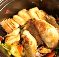 紫苏鱼头豆腐煲,淋入2匙比较清淡的生抽，盖上盖子关火即可，锅的余温会让生抽的咸香味更加突出，豆腐和鱼头底部靠着锅的那部分好吃的不得了