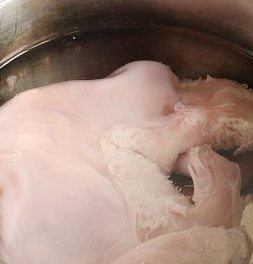 胡椒猪肚包鸡,外层的洗法一样，面粉和盐的用量次数都可以相对减少，比较容易洗干净的！干净后用醋，盐，酒浸十分钟。