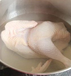 胡椒猪肚包鸡,酿猪肚：先把鲜鸡洗干净，然后入水焯水一次，去掉浮沫，过凉水。