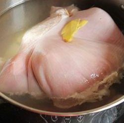 胡椒猪肚包鸡,煲猪肚鸡：锅中放水，放入酿好的猪肚鸡，加几片姜片，少量料酒，先焯水一次，去掉浮沫。