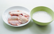糯米鸡翅,准备所需材料，提前将糯米用清水浸泡一晚上。