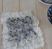 粢饭团,在米饭上撒一层白糖拌黑芝麻粉