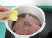 自制咖喱牛肉干,把牛肉放入高压锅内，加入适量的水、姜片。