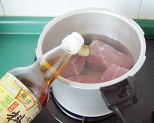 自制咖喱牛肉干,加入1汤匙黄酒。
