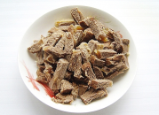 自制咖喱牛肉干,捞出煮好的牛肉，顺着肉丝切成1厘米左右的条。