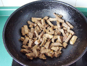 自制咖喱牛肉干,开小火慢慢加热翻炒，使所有的汤汁被牛肉吸收，关火。