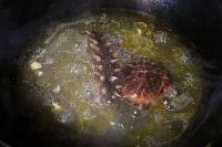 鲍汁海参,将发透的椴木花菇和海参放入一不锈钢锅中，倒入熬好的鸡汤，锅煮开后转小火焖制10分钟关火