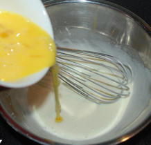 柠檬味奶油蛋糕,<a style='color:red;display:inline-block;' href='/shicai/ 9'>鸡蛋</a>打散，分多次加入淡奶油中，每次都要打匀后再加。