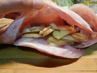 泰式清蒸柠檬鲈鱼,将生姜切薄片，塞到鱼肚子里。