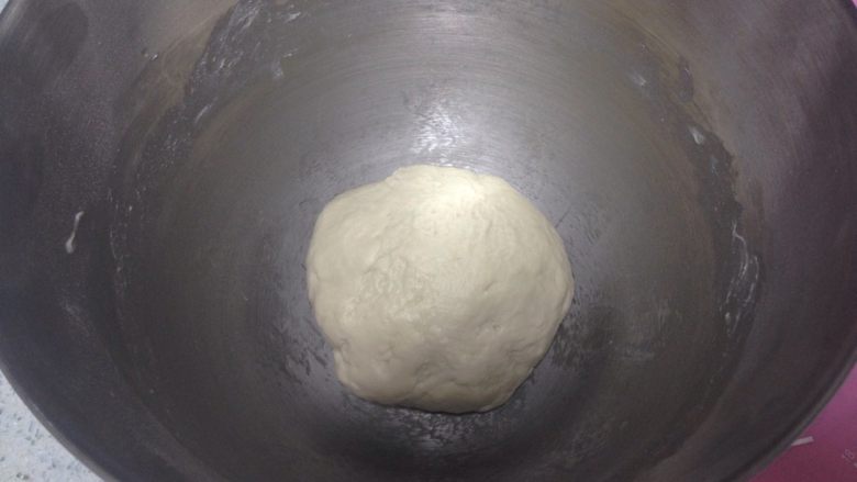 椰蓉螺旋面包,面粉、糖（1）、盐、酵母分别放入厨师机，倒入椰奶（1），2档（中速）和面10分钟，再加入切成小粒的软化黄油（1），继续和面20分钟。