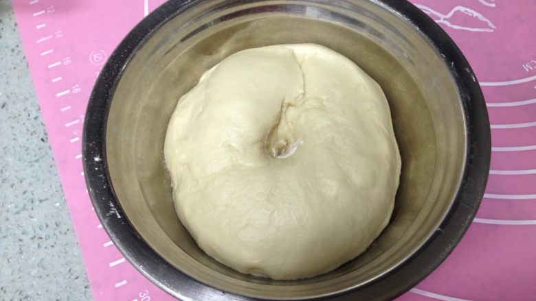 椰蓉螺旋面包,把面团置于温暖潮湿的环境发酵至2倍大，手指沾粉插入，面团缓慢回弹的状态。