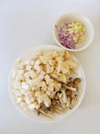 鸡汤菌菇焖饭,蟹味菇剪去根，杏鲍菇切成丁，猴头菇用手撕成小块，洋葱和蒜切成末。