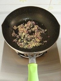 鸡汤菌菇焖饭,锅里倒适量的油烧热，放入洋葱末和蒜末，中火炒至洋葱变透明。