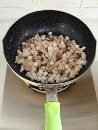 鸡汤菌菇焖饭,放入处理好的蘑菇，翻炒均匀。