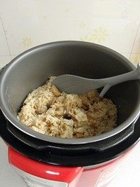 鸡汤菌菇焖饭,盖好电饭煲，按煮饭键，米饭煮好后用勺子拌匀就可以了。