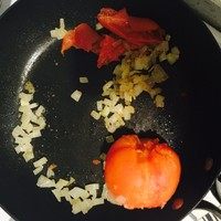 茄汁龙利鱼,整颗番茄切十字 下锅烫一会去皮。