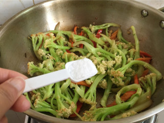 红椒炒花菜,起锅前加盐调味