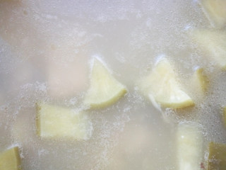 排骨萝卜汤,撇去浮沫，小火炖至软烂，出锅前加入盐和胡椒粉