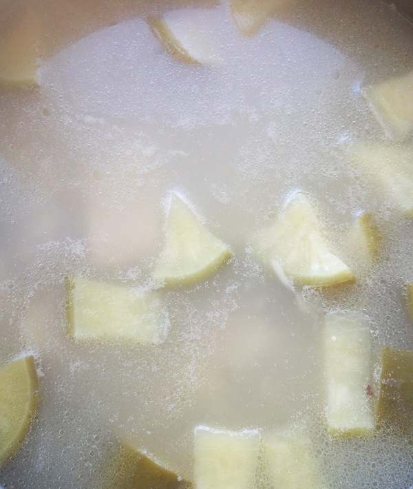 排骨萝卜汤,撇去浮沫，小火炖至软烂，出锅前加入盐和胡椒粉