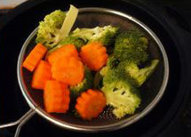 日式肥牛饭,西兰花、胡萝卜用汆烫煮熟，水中记得放一点油和盐。