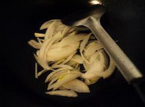 日式肥牛饭,锅中放油烧热，下洋葱丝炒软出香味。