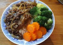 日式肥牛饭,盛好米饭，将煮好的洋葱肥牛和汤汁一起浇上、再搭配西兰花和胡萝卜即可食用。