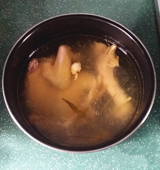 木耳炖鸡汤,稍后打开锅盖，放入适量木耳炖开即可