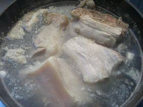 东坡肉,把肉切大块，凉水入锅，水开后煮3分钟左右，去除血沫和杂质。
