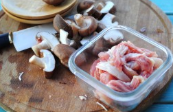 香菇蒸滑鸡,鸡腿肉竖着切成块状，香菇切厚片。