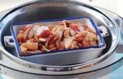 香菇蒸滑鸡,蒸锅里水开后放入鸡肉，蒸约15分钟。
