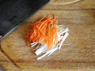 清蒸石斑鱼,将葱姜和胡萝卜切成细丝。