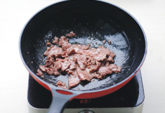 滑蛋牛肉,炒锅中倒入植物油，烧至4成热时放入牛肉片滑至8分熟，盛出备用