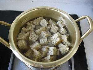 双喜烤麸,烤麸切小方块放开水中煮2分钟。