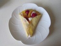 水果可丽饼,将蛋饼的底部两边折叠摆放好；